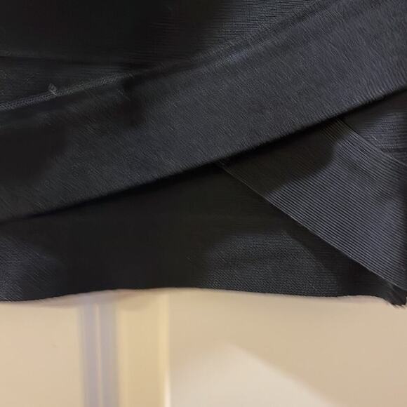Mini skirt Body con type skirt- small fun detail bottom of skirt hemline 19”in L - Picture 2 of 3